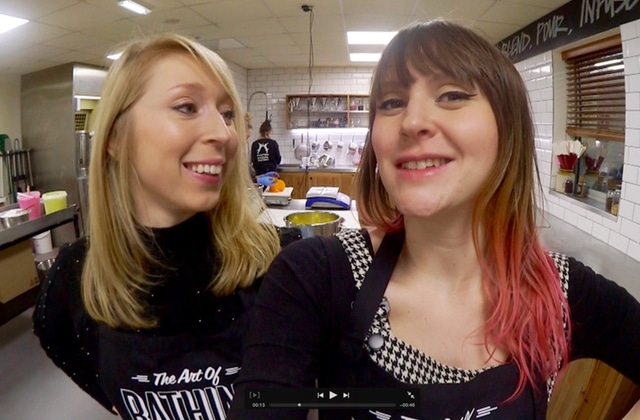 Visite les usines de Lush en Angleterre avec Fannyfique et Marina !