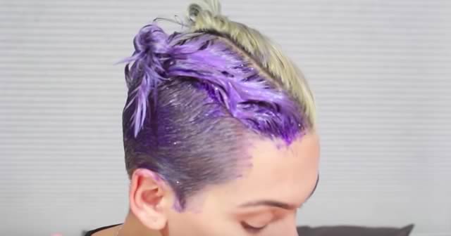 Appliquer du shampooing violet sur cheveux secs pour les déjaunir