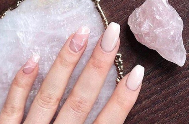 Comment adopter la manucure quartz rose, inspirée des minéraux ?