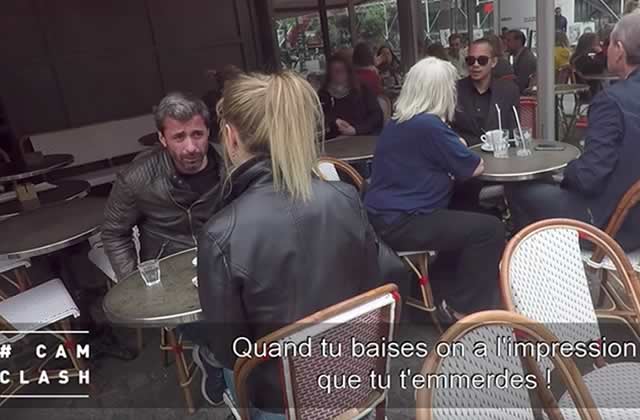 Un réalisateur de films X agresse une actrice porno en public pour Cam Clash