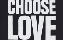 Chope-toi un t-shirt et choisis l’amour pour la Journée des réfugiés