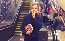 Emma Watson planque des exemplaires de La Servante Écarlate (The Handmaid’s Tale) à Paris !