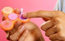 Perfectionne ton doigté avec ce Hand Spinner qui fait aussi baume à lèvres