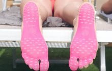 Bye les tongs, adios les spartiates : ces semelles veulent être ta « chaussure » de l’été