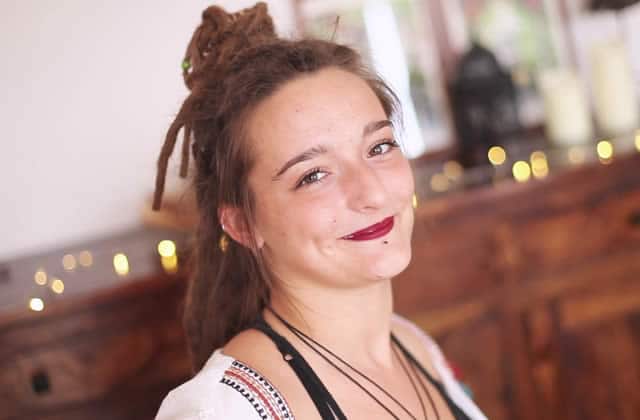 Camille parle de sa vie avec un handicap dans Cher Corps