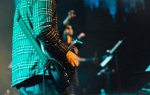 Face à une femme harcelée dans le public, un guitariste quitte la scène pour lui porter secours