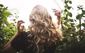 Comment onduler, boucler ou friser ses cheveux sans chaleur (même s’ils sont raides comme des baguettes) !