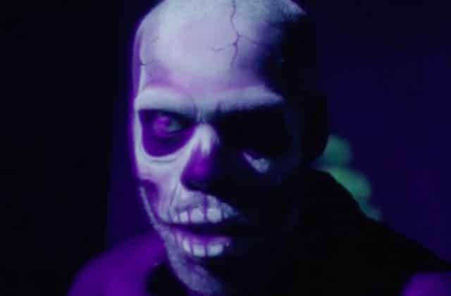 Mat Bastard déambule dans un parc d’attraction désaffecté à l’ambiance Zombillénium dans le clip de Stand As One