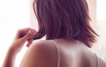 Comment se débarrasser de l’acné du dos (même si on ne la voit pas soi-même car… elle est dans le dos) !