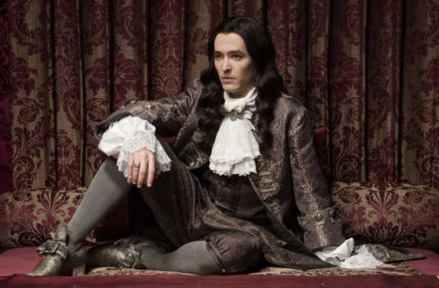 Alexander Vlahos se révèle en prince Philippe dans Versailles, la série de CANAL+