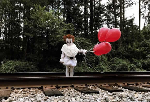 Grippe-Sou le clown : un enfant déguisé pour un photoshoot