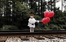 Un enfant déguisé en Grippe-Sou le clown maléfique, pour ne plus dormir de la nuit