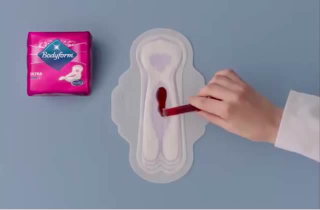 Une marque de serviettes hygiéniques montre du sang ROUGE dans une pub (et c’est une avancée)