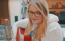 Lola Dubini régale tes oreilles avec deux reprises pop (alors viens l’applaudir sur scène)