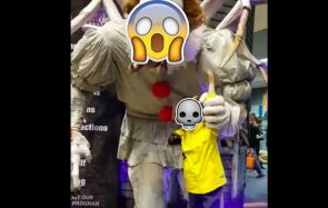 Le clown de Ça devient la déco d’Halloween la plus TERRIFIANTE du monde