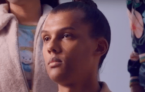 Stromae dévoile son nouveau single Défiler dans un clip très esthétique