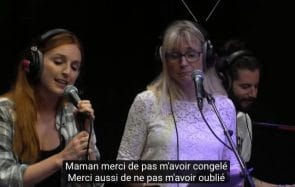 Alison Wheeler chante avec sa génitrice pour la fête des mères