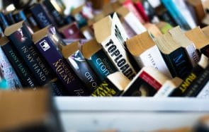 Pourquoi les livres écrits par des femmes coûtent-ils moins cher que ceux écrits par des hommes ?