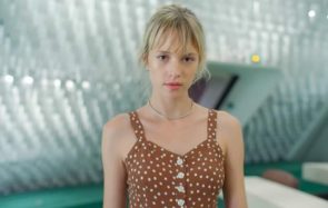 La jalousie est-elle un vilain défaut ? Angèle embrasse la sienne dans son nouveau clip