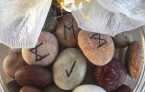 Apprends à lire les runes, l’art divinatoire venu des Vikings