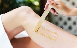 Qu’est-ce que le sugaring, cette méthode d’épilation tendance ?