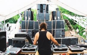 Tu connais la free party, cette fête où vibrent les espoirs de la jeunesse ?
