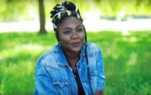 Fatima, exilée, raconte son errance depuis la Guinée devant la caméra de Léa Bordier
