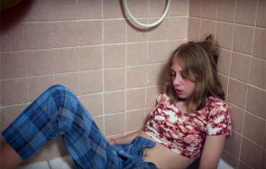 Le tabou de la masturbation féminine brisé dans le dernier clip de Bagarre (avec Charlie !)