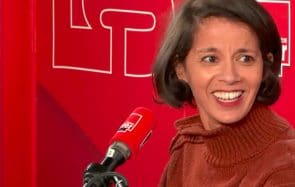 Sophia Aram taille à Tariq Ramadan une djellaba sur mesure