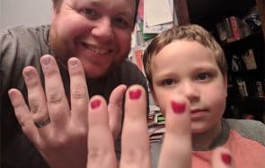 Un enfant harcelé pour son vernis à ongles défendu par son chouette papa