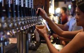 Comment être une super cliente au bar, selon les barmaids