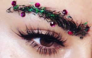 Qu’est-ce que le « Holiday Brow », le maquillage de sourcils pour Noël ?