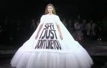 Des robes folles ornées de slogans qui claquent : je suis FAN !