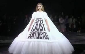 Des robes folles ornées de slogans qui claquent : je suis FAN !