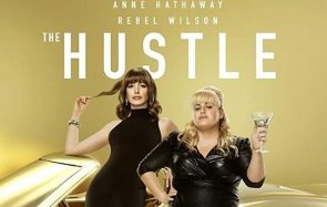 Anne Hathaway et Rebel Wilson arnaquent des mecs dans The Hustle