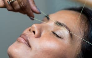 l'épilation des sourcils au fil
