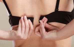 Enfiler son soutien-gorge par l’avant ou l’arrière, telle est la question