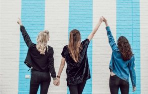 J’en ai assez des gens qui disent « fille » au lieu de « femme »