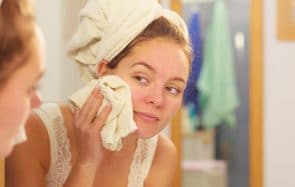 Pour ou contre se laver le visage avec un gant de toilette ?