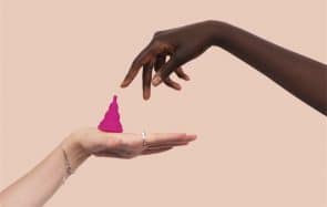 Des femmes parlent librement de leurs règles face caméra