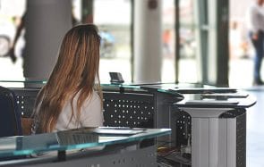 Être hôtesse d’accueil en entreprise, un job pépère… sauf pour mon féminisme