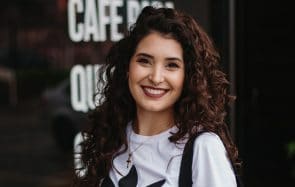 Idées de coiffures faciles pour cheveux bouclés