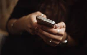 Une ado découvre que sa mère la poste sur les réseaux sociaux, et elle le vit mal