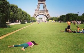 Elle se photographie à plat ventre car c’est beaucoup plus drôle qu’un selfie