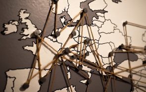 Apprends-en plus sur Erasmus, qui a ouvert bien des frontières
