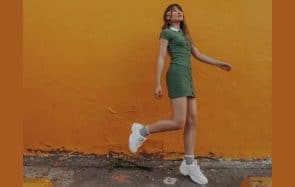 Comment porter des baskets avec une robe