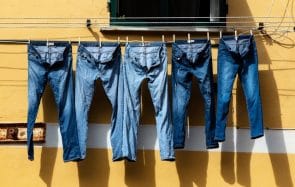 Laver un jean : à quelle fréquence ? En machine ou à la main ?