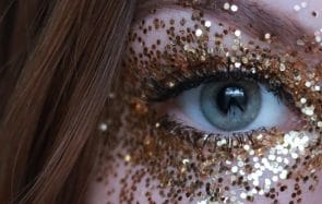 se maquiller avec des paillettes