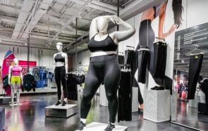 Des mannequins grande taille installés dans des boutiques Nike