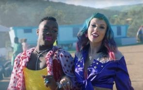 Taylor Swift demande aux homophobes de SE CALMER avec plein de guest stars
